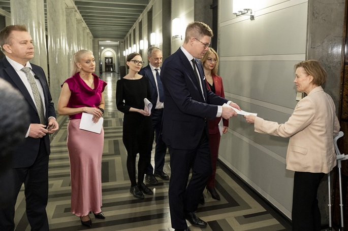 Hallitus kohtaa epäluottamusäänestyksen talouspolitiikan epäonnistumisen vuoksi. 1