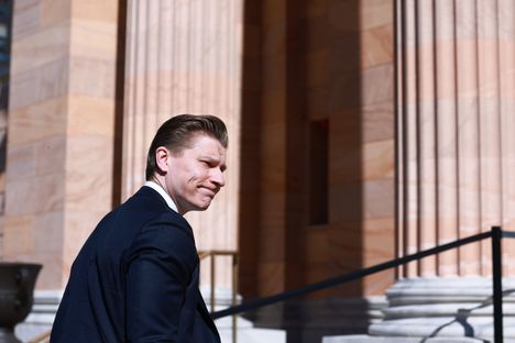 Hallitus reagoi turvallisuutta vaarantaviin yritysostoihin 1