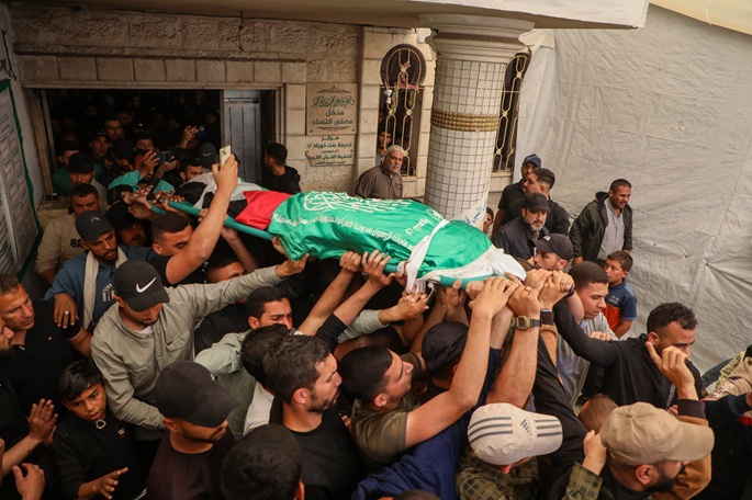 Hamas vahvistaa sotilasosaston johtajan kuoleman; hautajaiset pidettiin Gazassa. 1