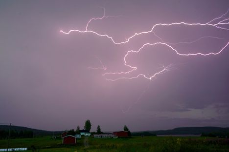 Helleraja ylitetään ensi viikolla – ukkosta odotettavissa tiistaina ja keskiviikkona 1