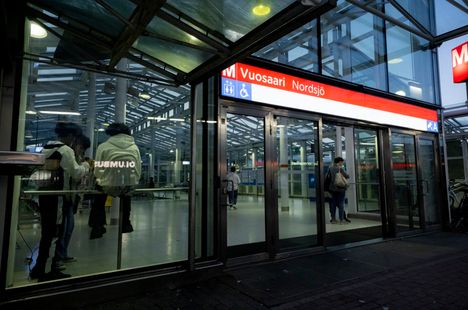 Helsingin kaupunki on saanut palautetta Vuosaarta häiritsevästä nuorisoryhmästä. 2 Helsingin kaupunki on saanut palautetta Vuosaarta häiritsevästä nuorisoryhmästä. 1