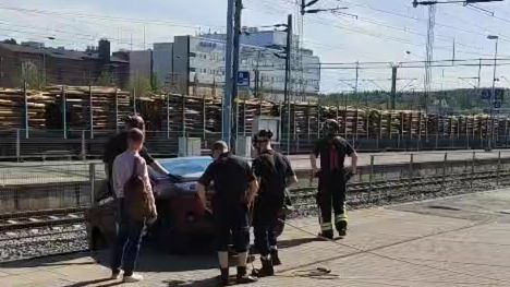 Henkilöauto päätyi junaraiteille Jyväskylässä Matkakeskuksen läheisyydessä maanantaina. 2 Henkilöauto päätyi junaraiteille Jyväskylässä Matkakeskuksen läheisyydessä maanantaina. 1