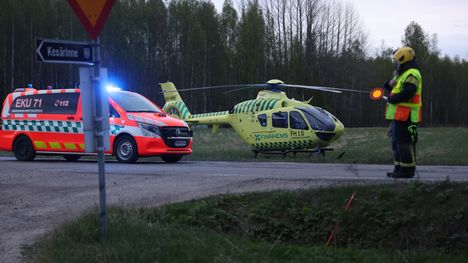 Henkilöauto suistui tieltä Rusutjärventiellä Tuusulassa maanantai-iltana. 1