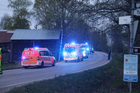 Henkilöauto suistui tieltä Rusutjärventiellä Tuusulassa maanantai-iltana. 3
