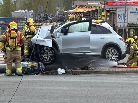 Henkilöauto törmäsi pylvääseen Kalasatamassa 3