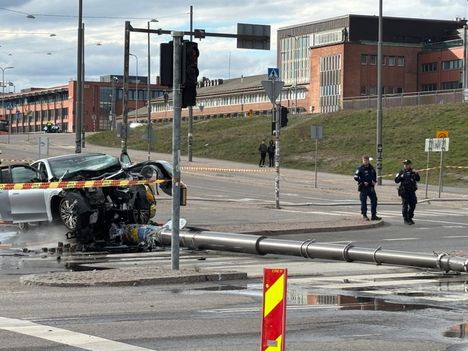 Henkilöauto törmäsi pylvääseen Kalasatamassa 5