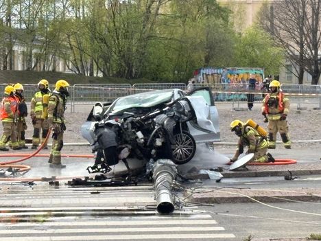 Henkilöauto törmäsi pylvääseen Kalasatamassa 1