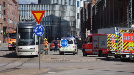 Henkilöauto törmäsi raitiovaunuun Helsingin Jätkäsaaressa 1