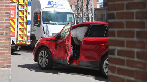 Henkilöauto törmäsi raitiovaunuun Helsingin Jätkäsaaressa 3