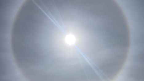 Häikäisevä halo-ilmiö havaittiin taivaalla 2 Häikäisevä halo-ilmiö havaittiin taivaalla 1