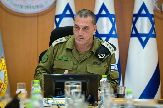 Israelin armeijan johtaja vierailee salaa Yhdistyneissä Arabiemiirikunnissa sodan aikana Iranin kanssa. 1