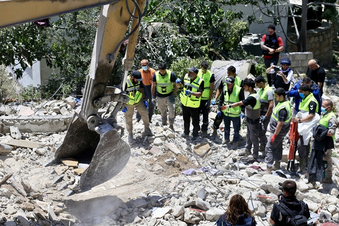Israelin joukot surmaavat 5 poliisia Gazassa ja 11 Libanonissa. 2 Israelin joukot surmaavat 5 poliisia Gazassa ja 11 Libanonissa. 1