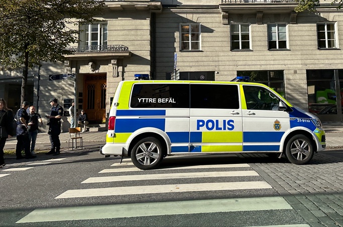 Itseohjautuva bussi törmäsi raitiovaunuun Ruotsissa ensimmäisenä päivänä matkustajien kuljetuksessa. 2 Itseohjautuva bussi törmäsi raitiovaunuun Ruotsissa ensimmäisenä päivänä matkustajien kuljetuksessa. 1