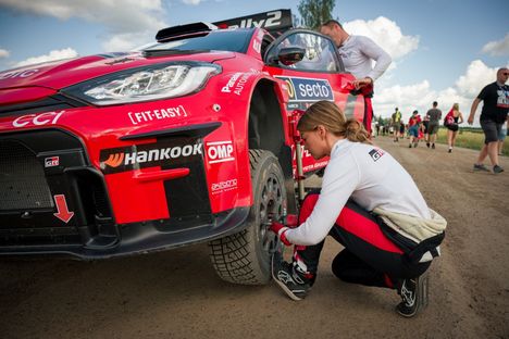 Janni Hussi MM-ralliin – kuljettaja Teemu Suninen ylistää nopeaa urakehitystä 7