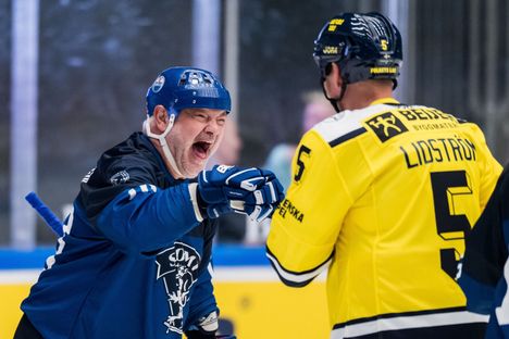 Jääkiekko: Tre Kronorin ikonikenttä voitti Suomen – Esa Tikkanen iski kaksi maalia 3