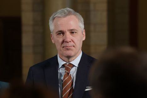 Joakim Vigelius kritisoi Anders Adlercreutzin lausuntoja kehitysyhteistyöstä. 6 Joakim Vigelius kritisoi Anders Adlercreutzin lausuntoja kehitysyhteistyöstä. 5