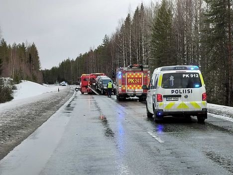 Joensuun Enossa tapahtuneessa onnettomuudessa menehtyi viisi henkilöä - poliisin esitutkinta selvittää tapahtumia ennen kolaria. 2 Joensuun Enossa tapahtuneessa onnettomuudessa menehtyi viisi henkilöä - poliisin esitutkinta selvittää tapahtumia ennen kolaria. 1