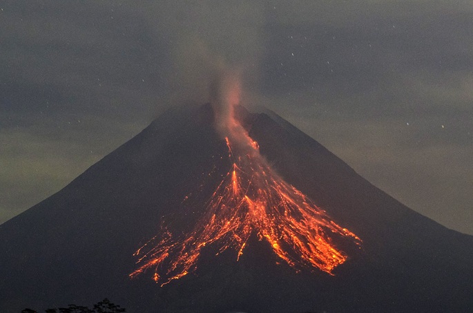 Kaksi kuoli tulivuoren purkauksessa Indonesiassa. 1