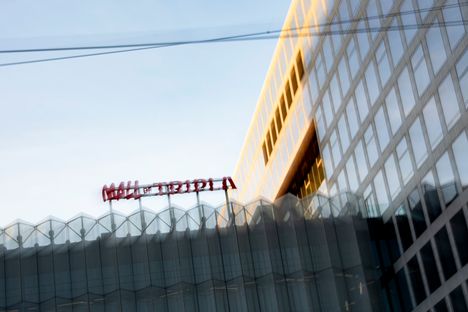 Kaksi nuorta miestä syytetään 12-vuotiaan tytön seksuaalisesta hyväksikäytöstä Helsingissä sijaitsevassa kauppakeskus Triplassa. 2 Kaksi nuorta miestä syytetään 12-vuotiaan tytön seksuaalisesta hyväksikäytöstä Helsingissä sijaitsevassa kauppakeskus Triplassa. 1