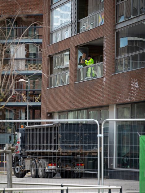 Kalasataman suurhotellista on tullut nähtävyys – näin vahingot näkyvät 3