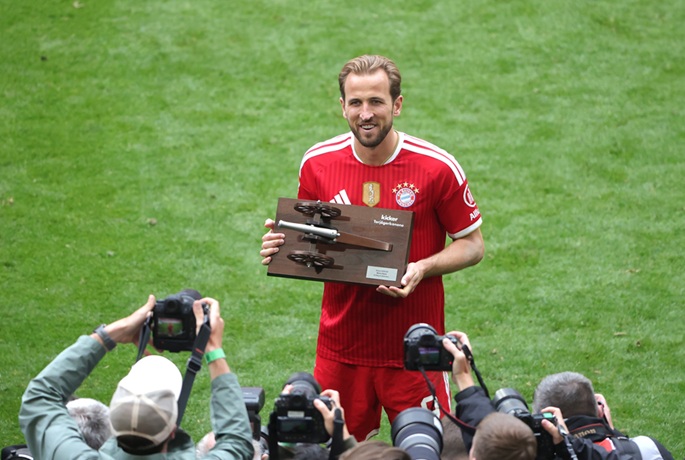 Kane'n hattutemppu vie Bayernin voittoon kauden päätöspelissä Kölnissä. 2 Kane'n hattutemppu vie Bayernin voittoon kauden päätöspelissä Kölnissä. 1
