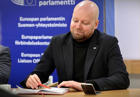 Karoliina Partanen Kokoomuksesta ja Jussi Saramo Vasemmistoliitosta kommentoivat Antti Lindtmanin talouspuheita. 5