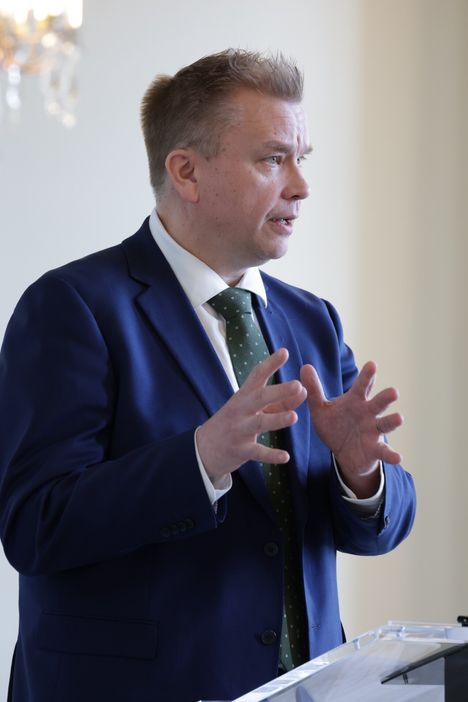 Keskusta: Hallituksen toimenpiteet kehysriihessä. 4 Keskusta: Hallituksen toimenpiteet kehysriihessä. 3