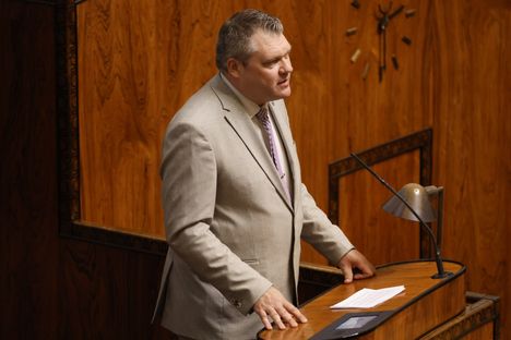 Keskusta reagoi vihreiden Harjanteen toimiin. 6 Keskusta reagoi vihreiden Harjanteen toimiin. 5