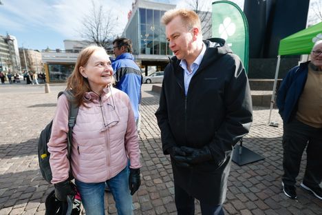 Keskusta tekee vaalityötä Helsingin ydinkeskustassa. 8 Keskusta tekee vaalityötä Helsingin ydinkeskustassa. 7