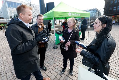 Keskusta tekee vaalityötä Helsingin ydinkeskustassa. 4 Keskusta tekee vaalityötä Helsingin ydinkeskustassa. 3