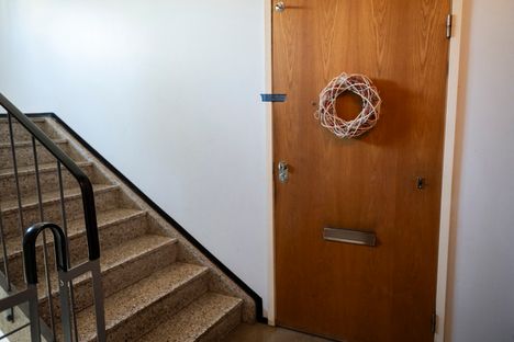 Kirjailijaa vaaditaan pidätettäväksi murhasyytöksestä oikeudenkäynnissä. 1