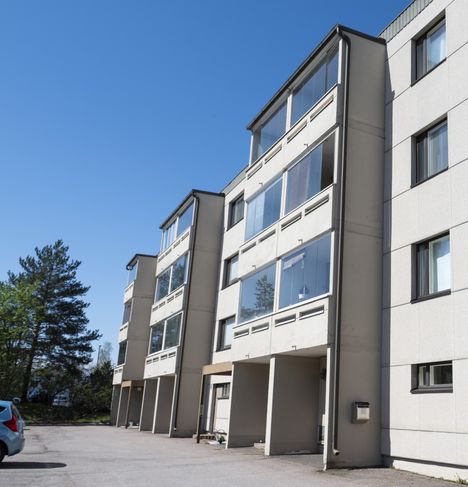 Kirjailijamiehen murhaepäily herättää huolta Kotkan asukkaissa – pelottava näky taloyhtiön pihalla 2 Kirjailijamiehen murhaepäily herättää huolta Kotkan asukkaissa – pelottava näky taloyhtiön pihalla 1