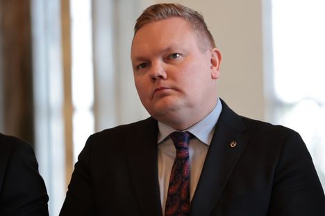 Kokoomuksen ja keskustan kriittiset näkemykset Antti Lindtmanin talousohjelmasta 3
