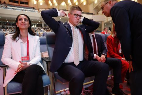 Kommentti: Onko kyseessä vahinko? Demari-Antti antoi tukea Riikka Purran perussuomalaisten pyrkimyksille. 4 Kommentti: Onko kyseessä vahinko? Demari-Antti antoi tukea Riikka Purran perussuomalaisten pyrkimyksille. 3