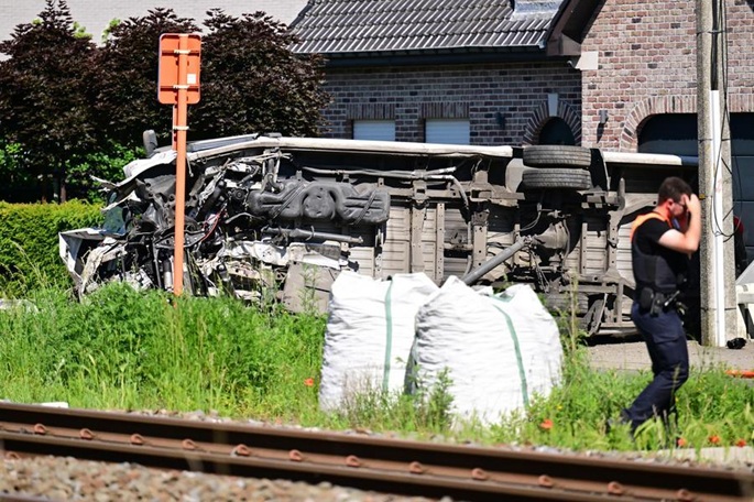 Koulubussin ja junan onnettomuudessa kuoli neljä Belgiassa. 1