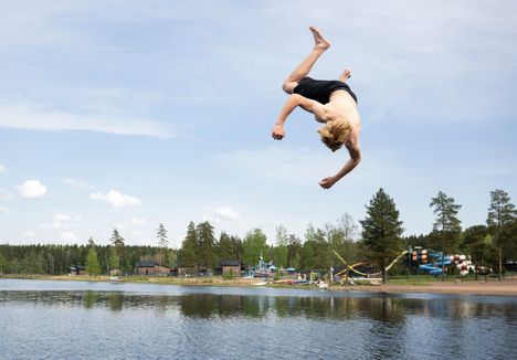 Kouvolalaiset suojautuivat auringolta ensimmäisen hellepäivän aikana. 3