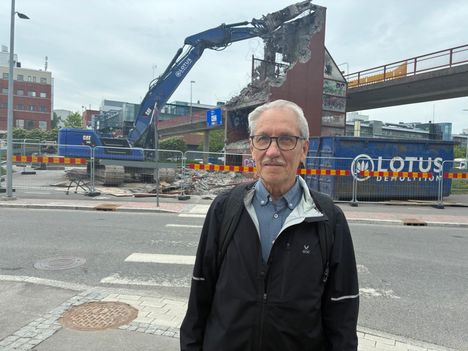 "Kusitornin" purkaminen herättää iloa 4 "Kusitornin" purkaminen herättää iloa 3
