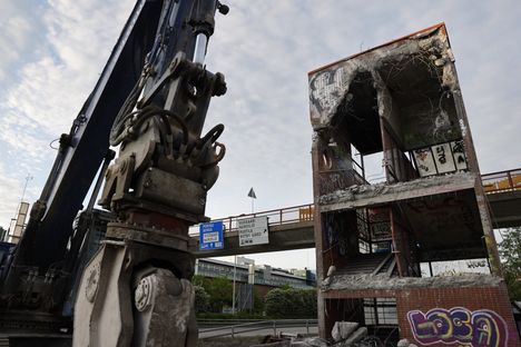 "Kusitornin" purkaminen herättää iloa 2 "Kusitornin" purkaminen herättää iloa 1