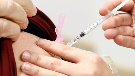 Kuuluuko sinut koronarokotteiden riskiryhmään? Tässä THL:n ohjeistus. 1