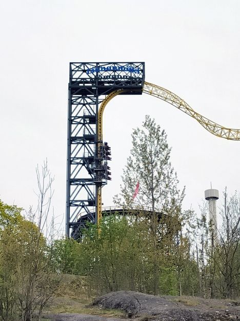 Linnanmäen laite pysähtyi kesken toiminnan 1