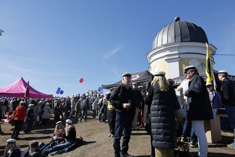 Lämmin sää sai helsinkiläiset suuntaamaan vappuna puistoihin. 5