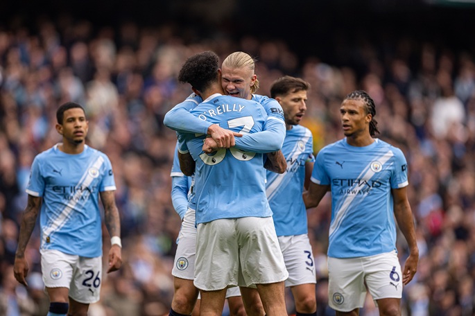 Man City pitää painetta Arsenalia kohtaan Valioliigan mestaruustaistossa. 1