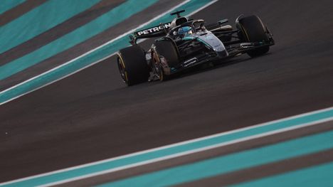 Mercedes vauhdikkaana Barcelonan testeissä 1