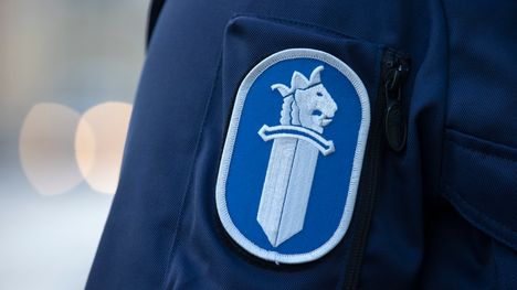 Miehet yrittivät tunkeutua Prismaan katolta, ja heidän toimintansa tallentui valvontakameraan. 2 Miehet yrittivät tunkeutua Prismaan katolta, ja heidän toimintansa tallentui valvontakameraan. 1