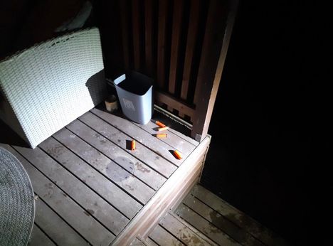 Mies ampui terassillaan Hollolassa – asunnosta löytyi suuri määrä aseita ja kilo dynamiittia. 5