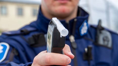 Mies kulki mopolla voimakkaassa päihtymyksessä. 2 Mies kulki mopolla voimakkaassa päihtymyksessä. 1
