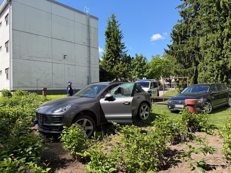 Mies varasti Porschen tankkauksen aikana – takaa-ajossa tapahtui kolari 2 Mies varasti Porschen tankkauksen aikana – takaa-ajossa tapahtui kolari 1