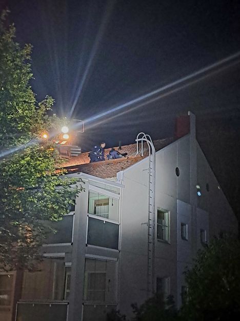 Mies yritti päästä asuntoon parvekkeen kautta Espoossa ja pakeni sen jälkeen katon eristeiden taakse. 4 Mies yritti päästä asuntoon parvekkeen kautta Espoossa ja pakeni sen jälkeen katon eristeiden taakse. 3