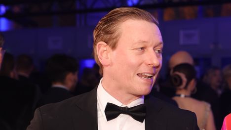 Mikael Forssell herätti huomiota kahvilassa. 1