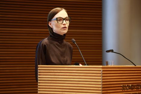Minja Koskela ehdottaa työaikojen lyhentämistä ja arkipäivien vapaiden lisäämistä. 1